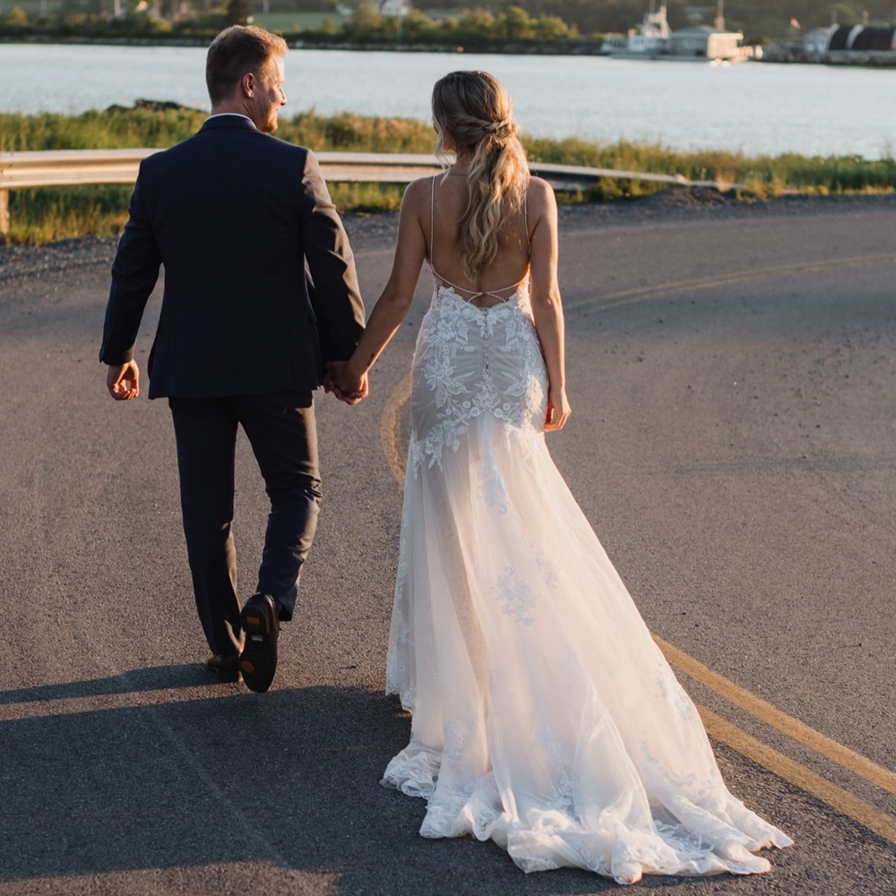 Essence of Australia style D2770 Wedding Dress